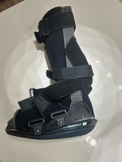 Breg walking boot, size Large.