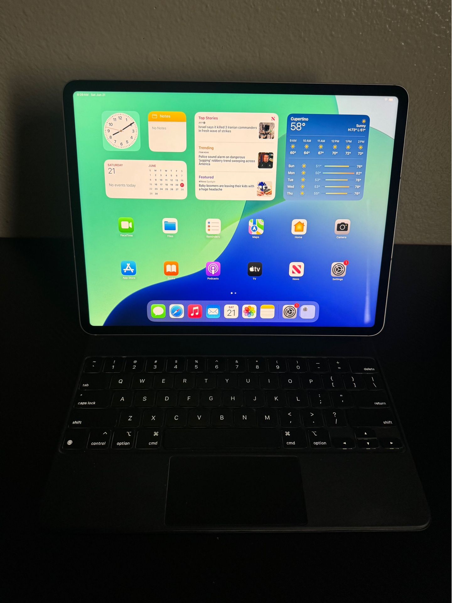 iPad Pro 12.9 Inches 6th Gen 128GB WiFi Cellular Apple Keyboard Included