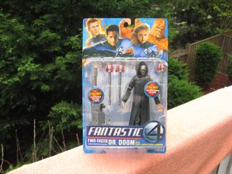 Fantastic 4 Two Faced Dr. Doom Figure Light/Sound Rocket Launcher NEW