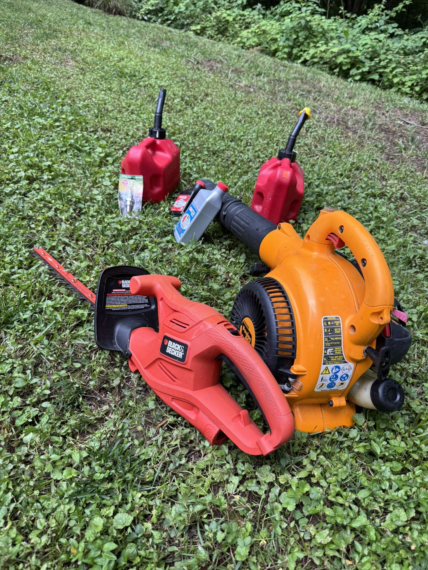 Poulan 200 MPH Blower & Black/Decker Hedge Trimmer