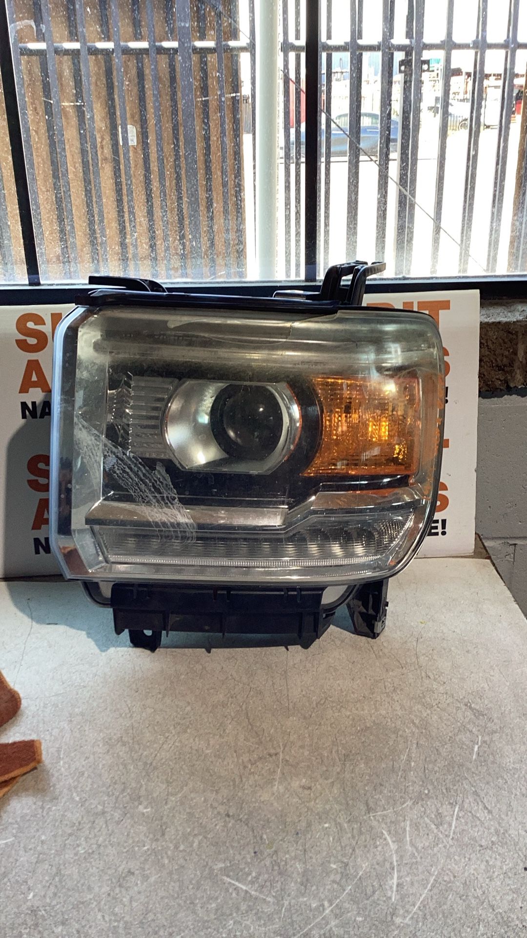 2014 Sierra 2500 Driver Headlight FOR PARTS ‼️2019
