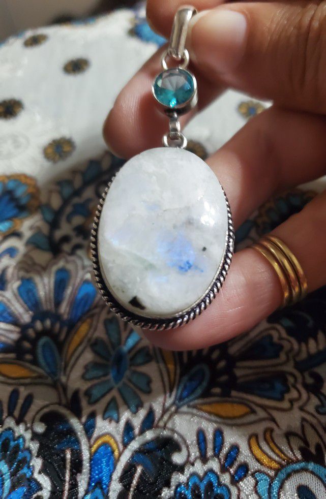 Silver Pendant With Natural Moonstone 