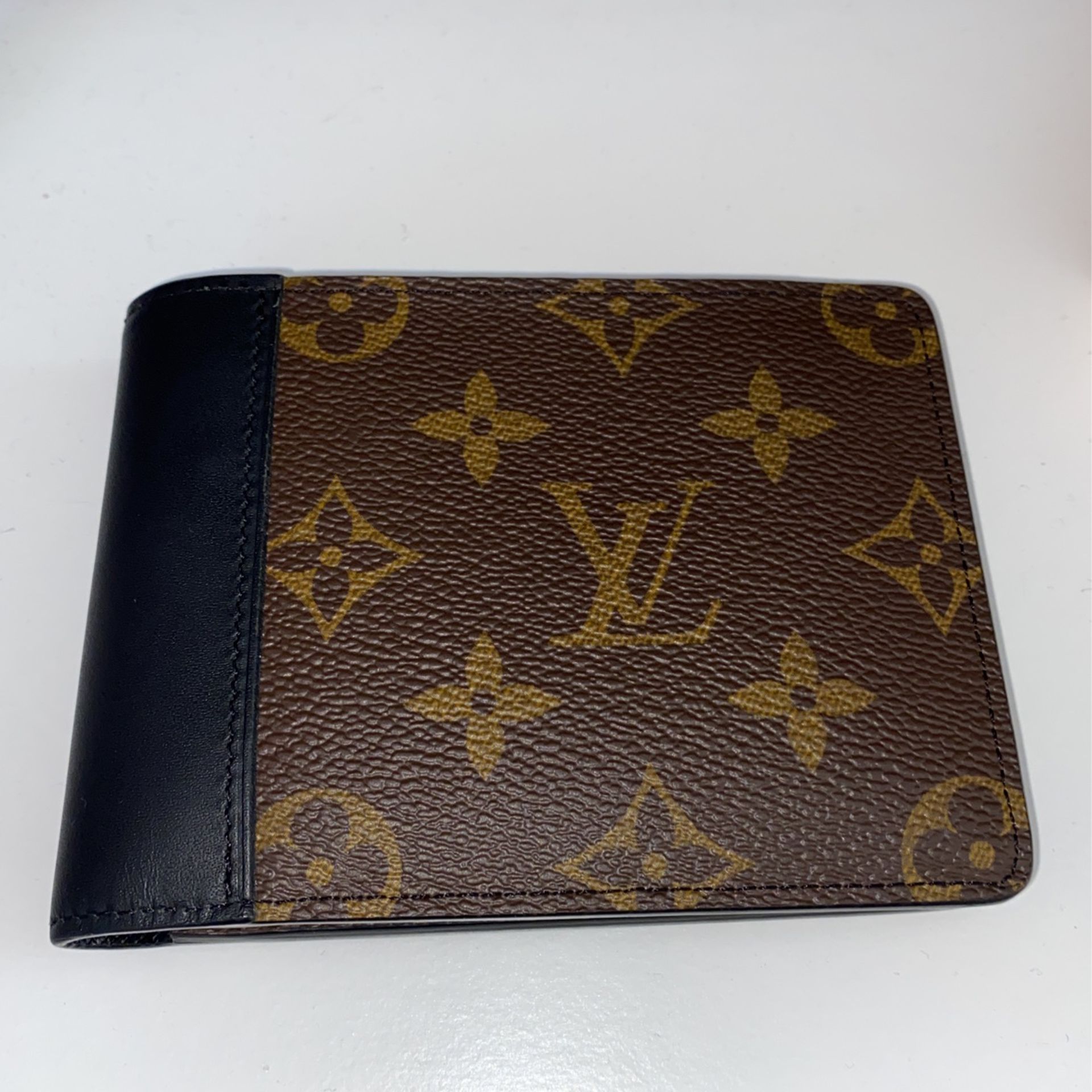 Louis Vuitton Recto Verso for Sale in Boerne, TX - OfferUp