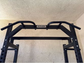 Power Rack / Squat Rack with Pull-Up Bar – Great Condition