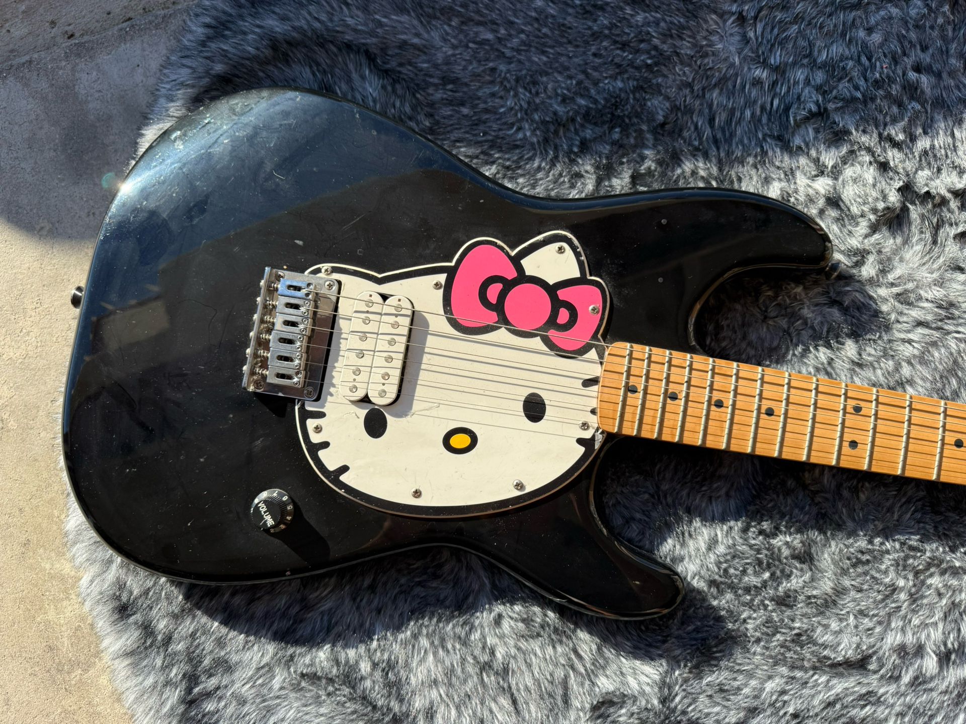 HELLO KITTY FENDER ELECTRIC GUITAR