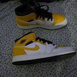 Jordan ones yellow and black and white