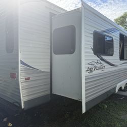 Rv. Jay Flight. 33 Feet. 