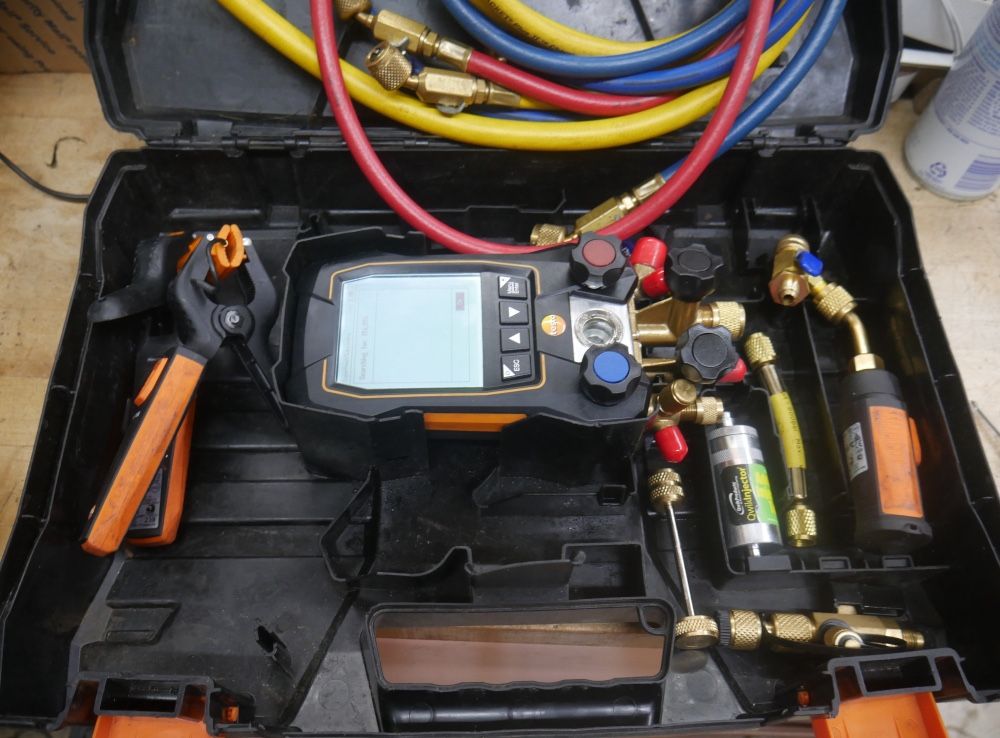 Testo 557s HVAC Digital Manifold Gauge set pre owned. tested. in a good working order.