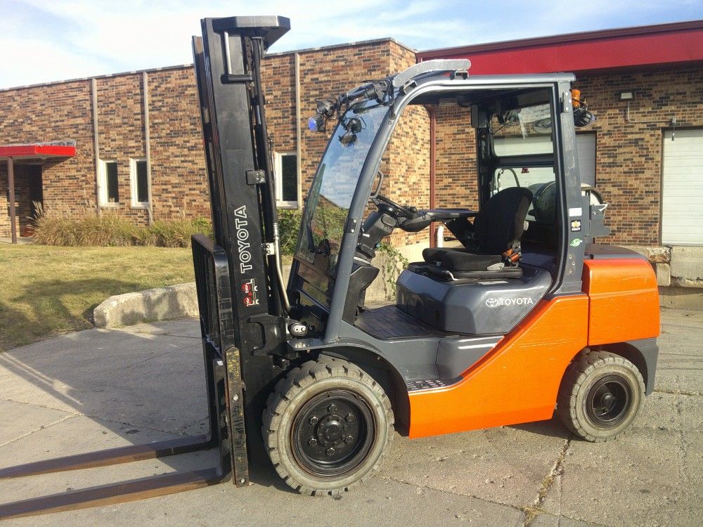 6000 LB. Pneumatic Toyota 3 Stage Forklift