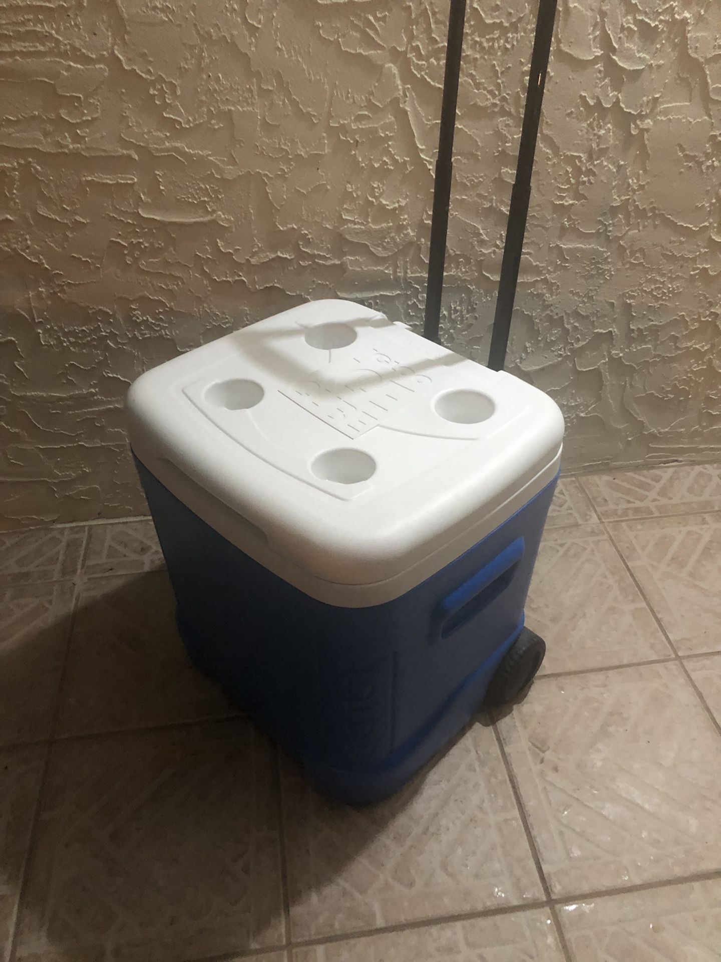 Igloo Cube Rolling Cooler