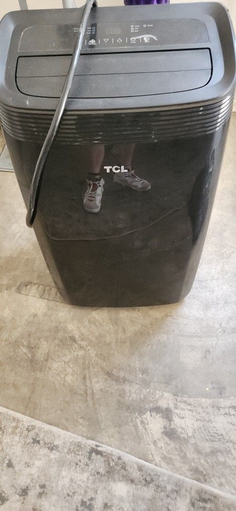 Portable Window AC Unit W/ 2 Window Attatchments.