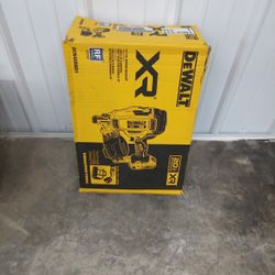 DeWalt 20v 15° Coil Roofing Gun & Battery 