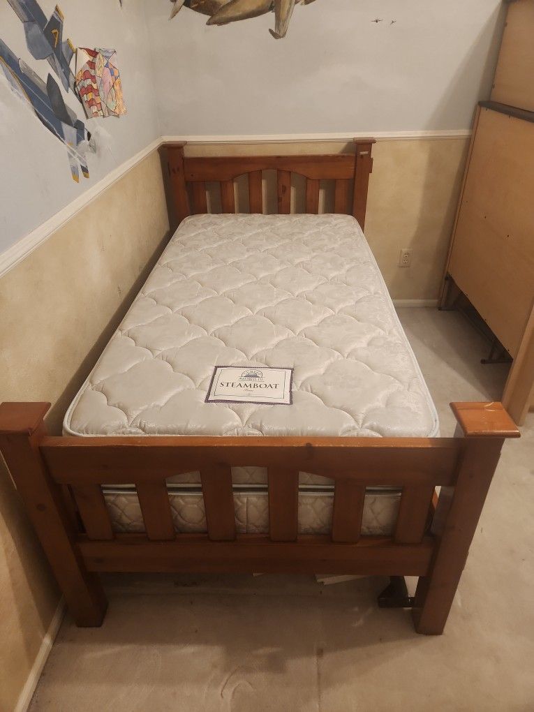 Twin Bed (beautifull wood Frame)