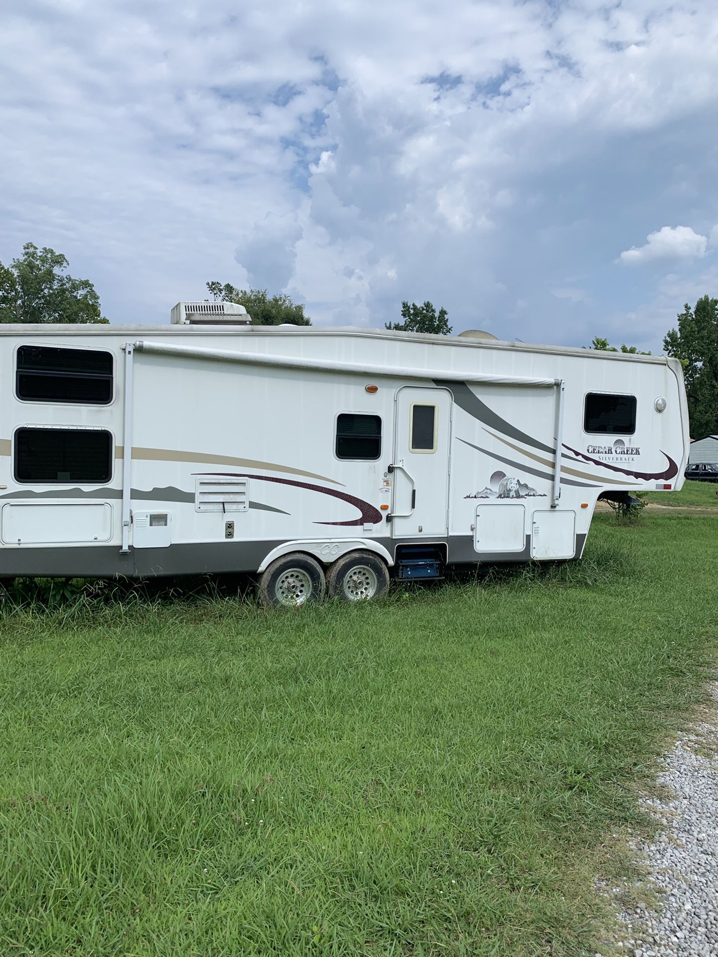 2005 fifth wheel camper sleeps 10 has bunks in the back for Sale in Resaca, GA OfferUp