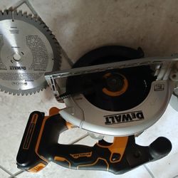 DEWALT CIRCULAR SAW DCS565 WITH BATTERY 