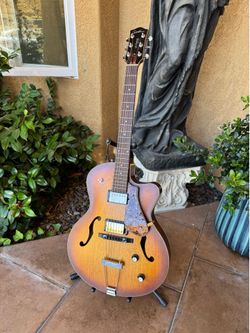 Godin 5th Avenue Kingpin II HB Guitar with case
