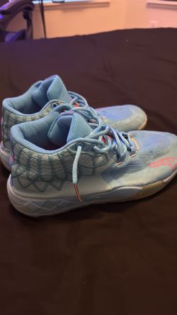 Basketball shoes