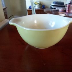 PYREX Yellow Small Cinderella Bowl 