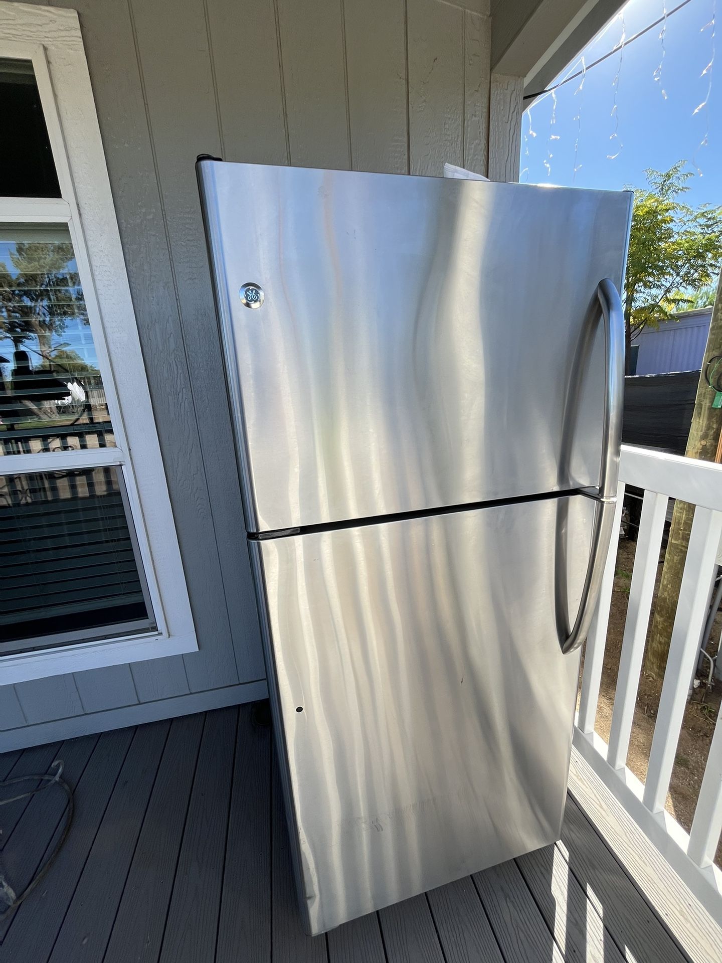 GE 18 Cu. Ft. Top‑Freezer Refrigerator — Clean & Working Great