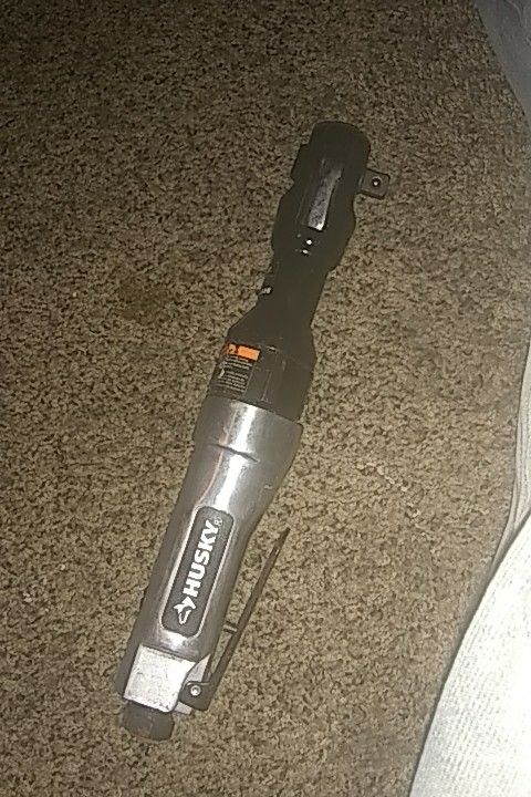 Husky H4110 3/8 In. Ratchet Wrench 90 PSI