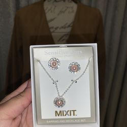 Flower Necklace 