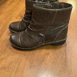 Woman’s Clark’s Leather Boots Shipping Avail 
