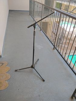 DR microphone stand