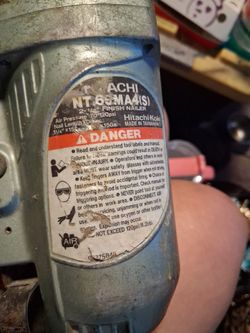 Hitachi NT65MA4s 2 1/2 " finish nailer
