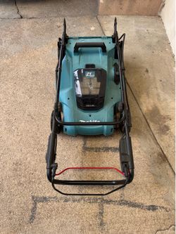 Makita Battery Powered Lawn Mower XML11