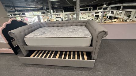 Gray Tufted Upholstered Daybed with Trundle