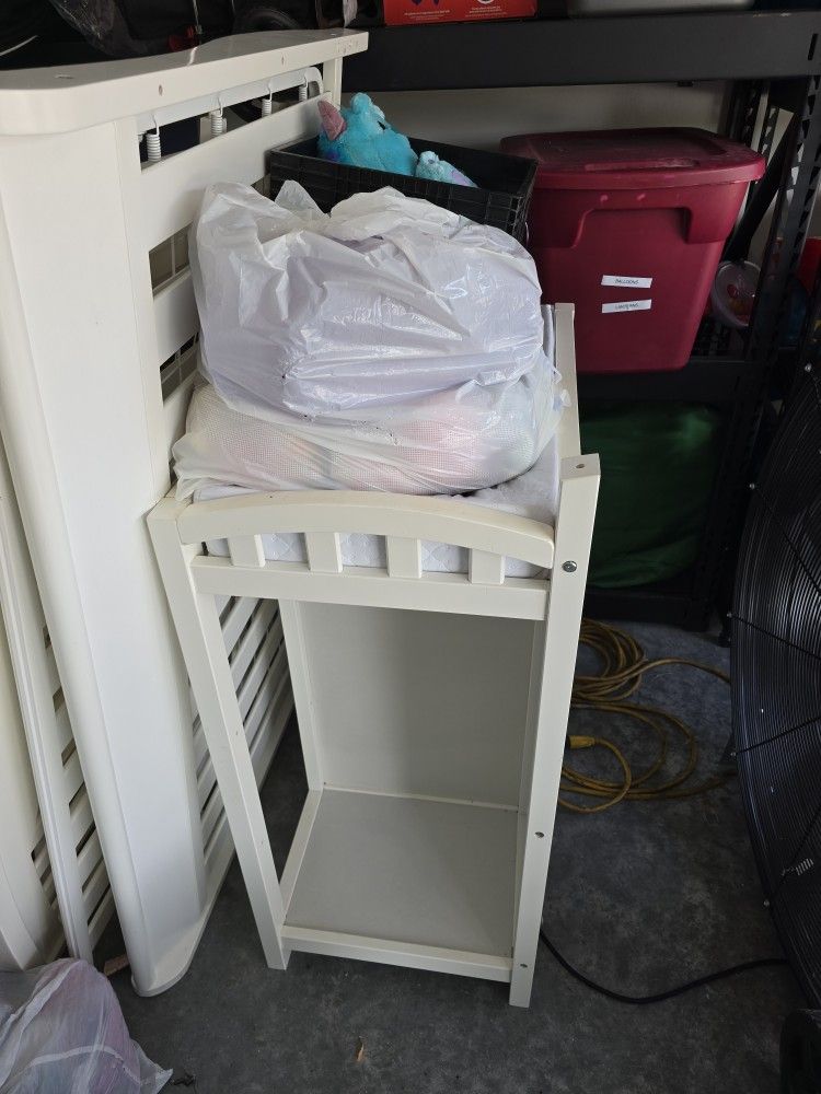 White Wood Crib Excellent Condition With Or Without Changing Table