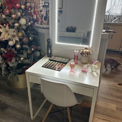 Beautiful vanity chair & mirror with lights measure 29”X20”30” L W H