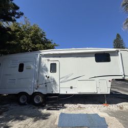 2005 Montana 32ft Fifth Wheel 