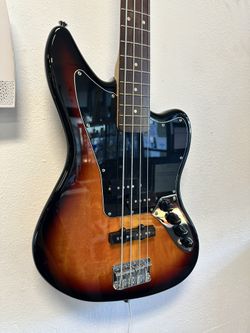 Squier Jaguar Bass + Hard Case