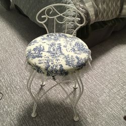 Vintage Chair  (Free Delivery 5 City’s In 3 Cty.)
