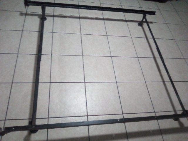 Queen Size Bed Rails/Frame Asking $20 Puo On 59th Ave In Camelback