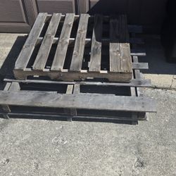 4 Free Pallets 
