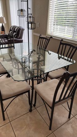 Dining table (chairs included)