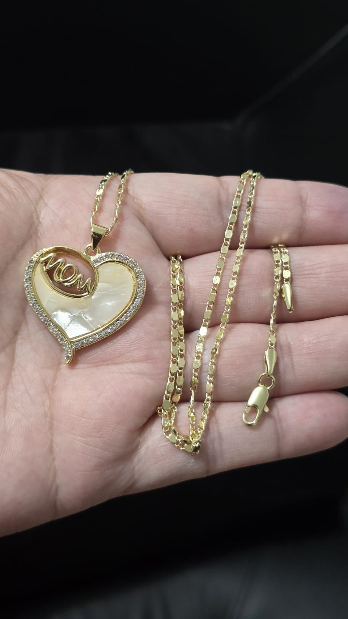 Medalla de Corazón Mom laminado en 14k.