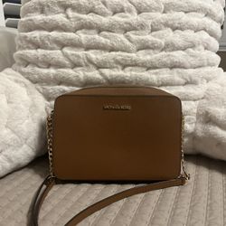 MICHAEL KORS SMALL PURSE- $60