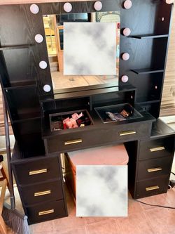 Black vanity with its chair
