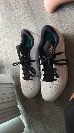 Basketball shoes