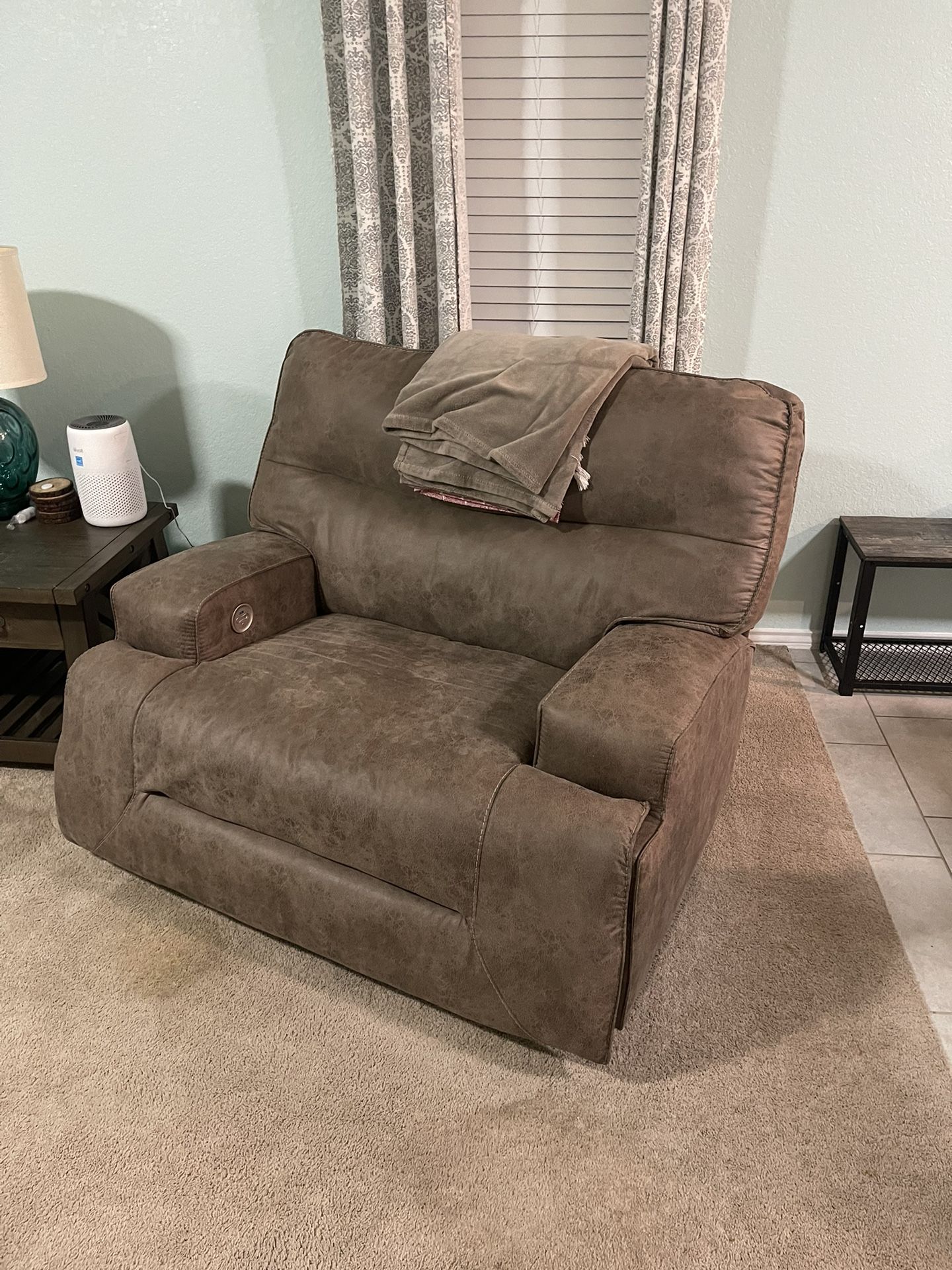 Ashley’s Furniture Oversized Recliner for Sale in San Antonio, TX - OfferUp