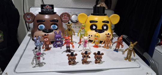 The Five Nights at Freddy's set.
- 15 action figures.
-The Five Nights at Freddy's Golden Freddy Collector Bundle storage head by PhatMojo, and
-