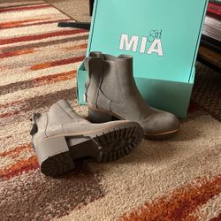 New Women’s Ankle Boots, Size 6