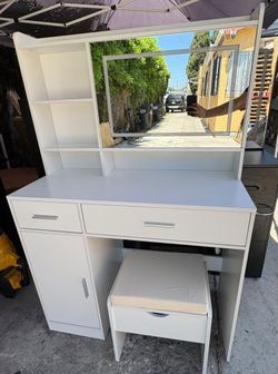 Makeup vanity