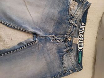 #Hydraulic low rise, boot cut, long, distressed denim, appliques And rhinestones on pockets. Size 9/10. o