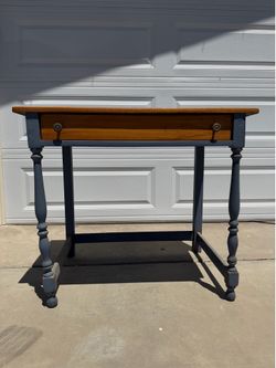 Wood one-drawer accent desk