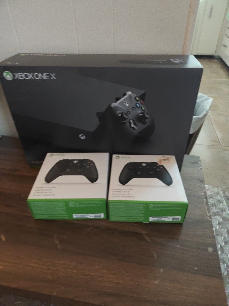 Xbox One X 2 Controllers