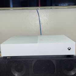 xbox one s with the controller 
